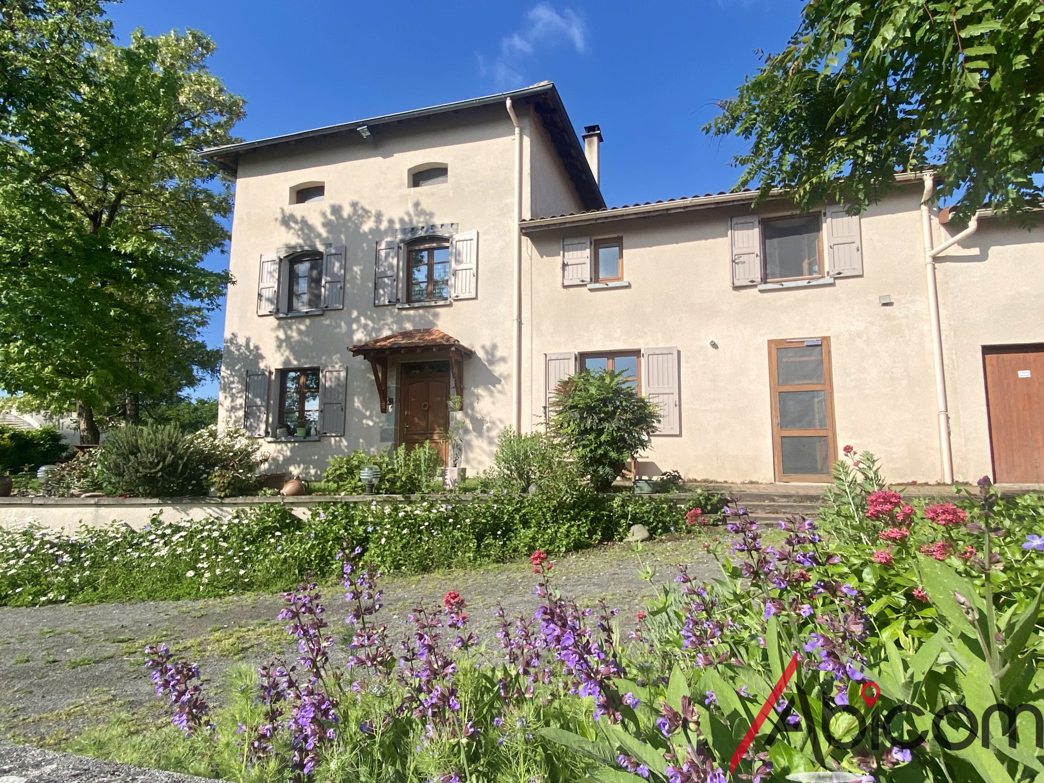 Maison d'habitation + Activité professionnelle : salle de réception et gîtes