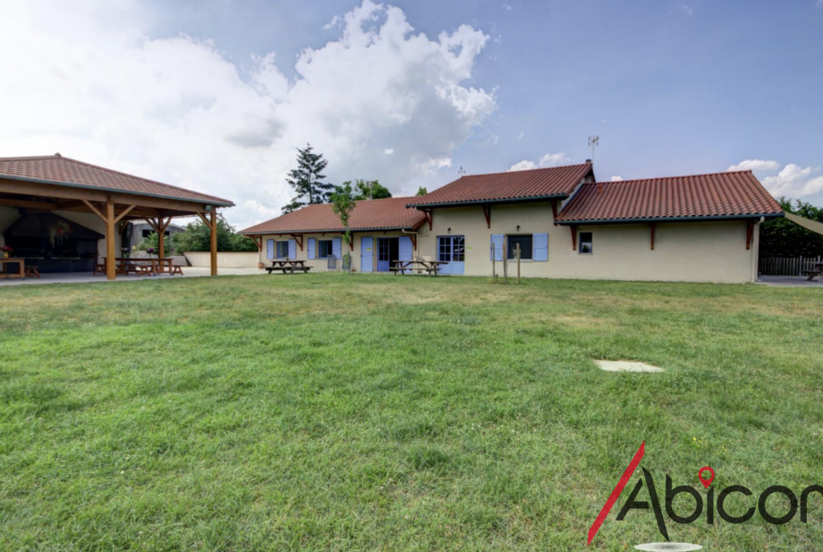 Maison d'habitation + Activité professionnelle : salle de réception et gîtes