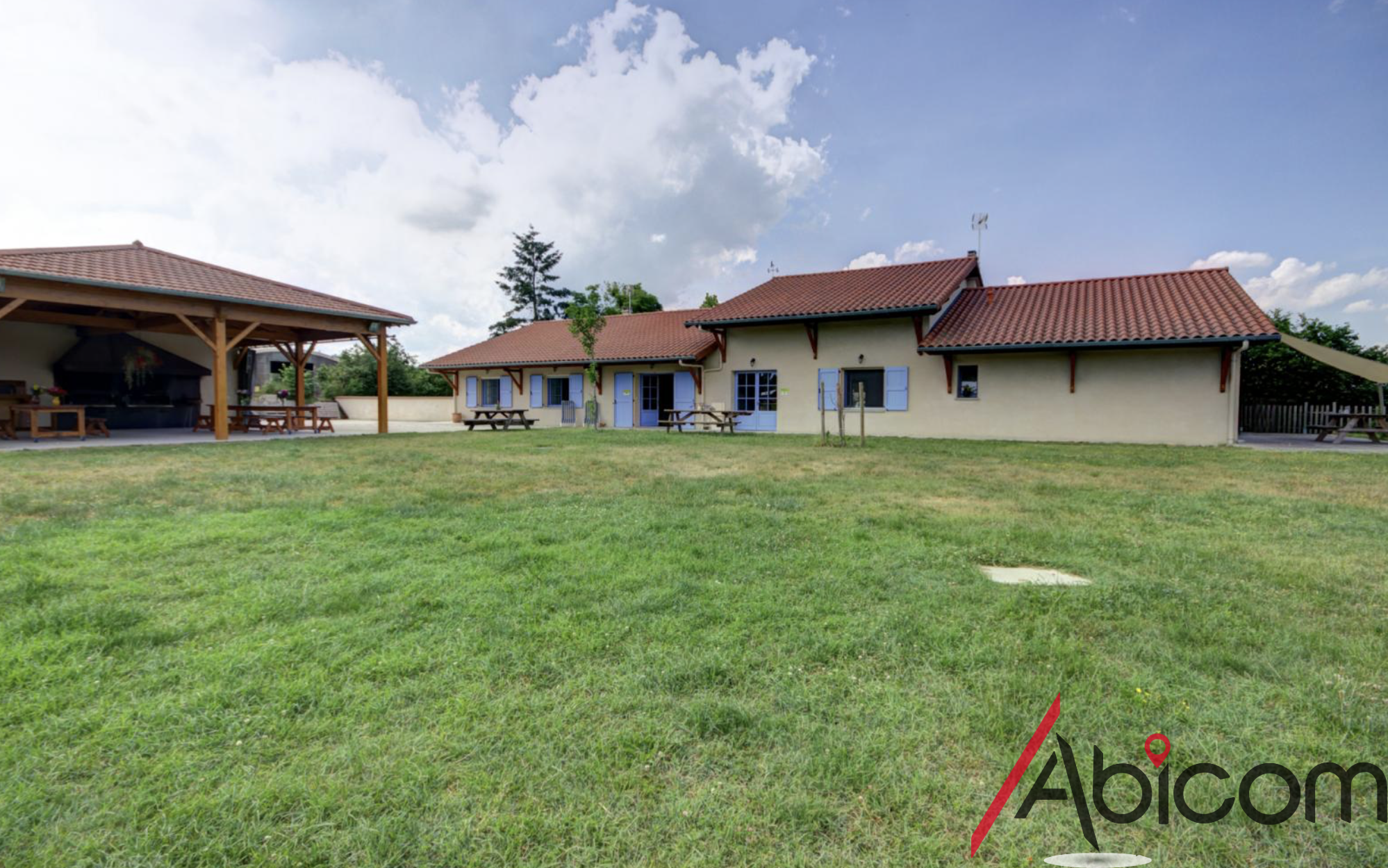 Maison d'habitation + Activité professionnelle : salle de réception et gîtes